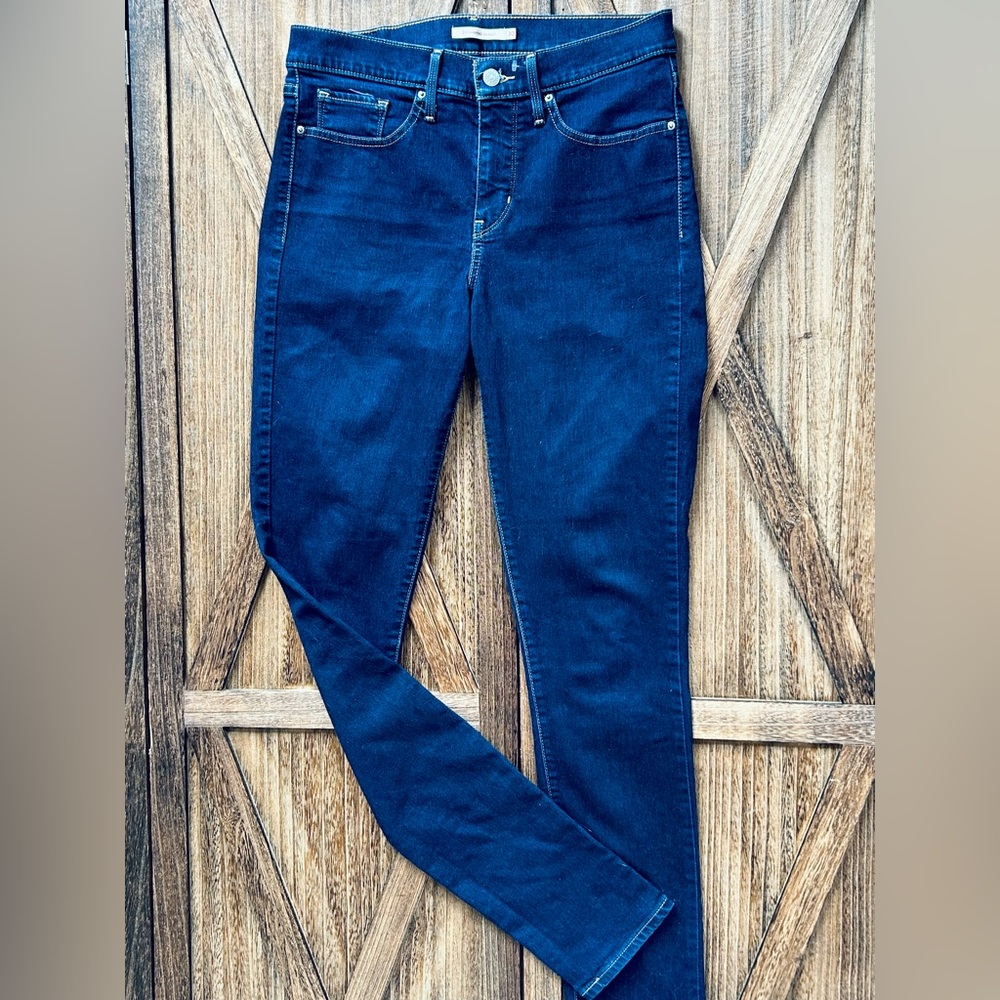 Levi's Wmn’s 30/32 Skinny Jeans in Deep Indigo Blue Jeggins